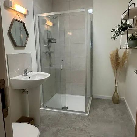 House Sleeps 6 With Parking