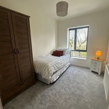 House Sleeps 6 With Parking *
