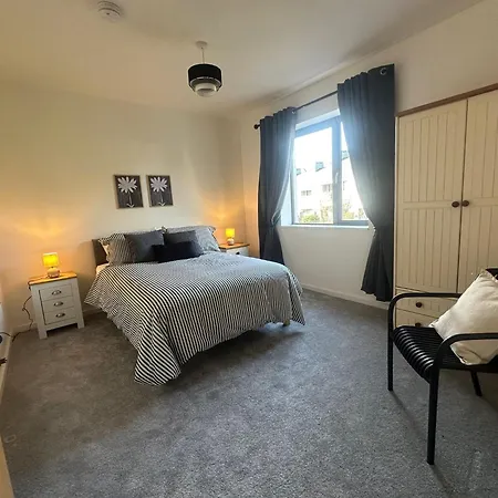House Sleeps 6 With Parking