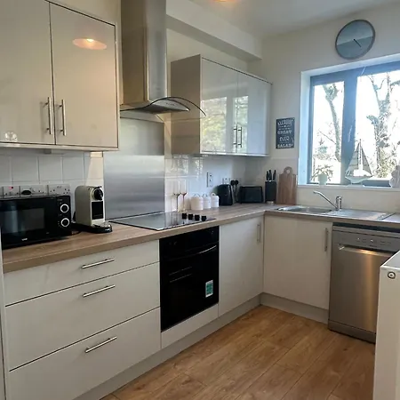 House Sleeps 6 With Parking