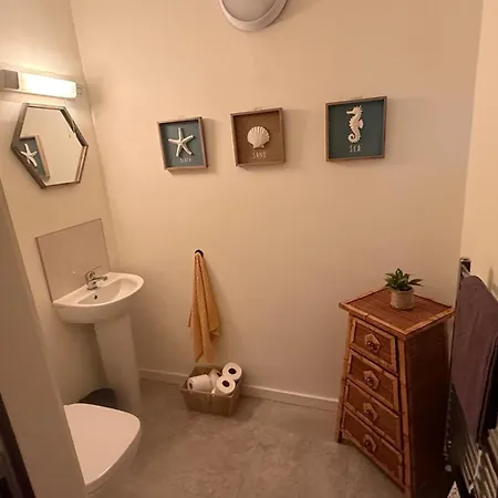 House Sleeps 6 With Parking Coad